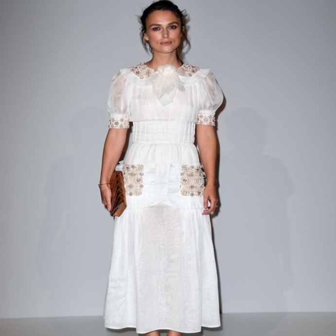 فستان أبيض من شانيل اختارت كيرا نايتلي ونسقته مع حذاء معدني