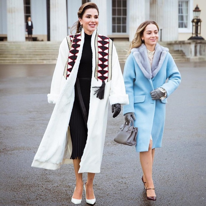 معطف أبيض مميّز بلمسات وتطريزات شرقية بألوان جذابة باطلالة مميزة جداً للملكة رانيا