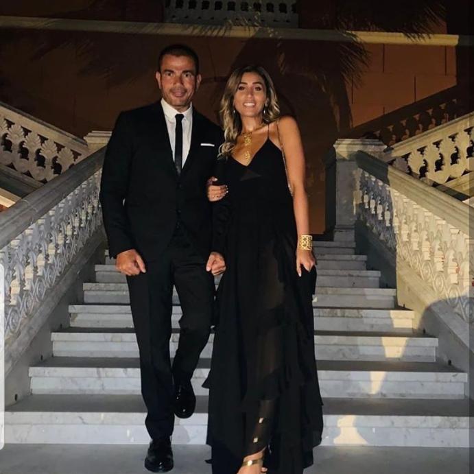 تألقت إلى جانب عمرو دياب بفستان أسود طويل