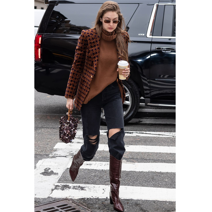 جيجي حديد في لوك خريفي مميز