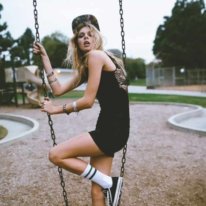 صيحة التسعينيات العائدة بالفستان القصير مع الحذاء الرياضي والجوارب الطويلة باطلالة شبابية