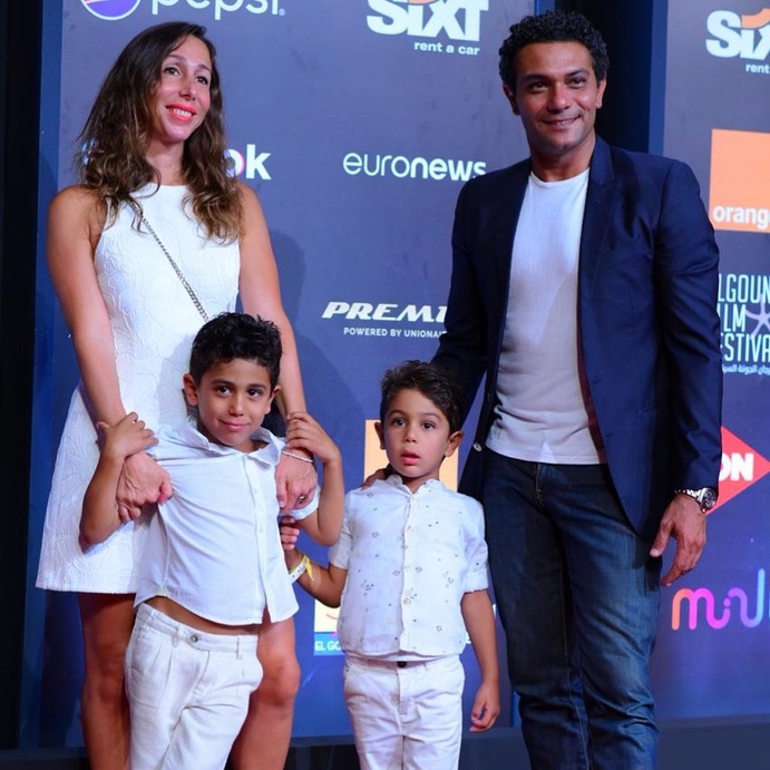 اسر ياسين وعائلته في الجونة