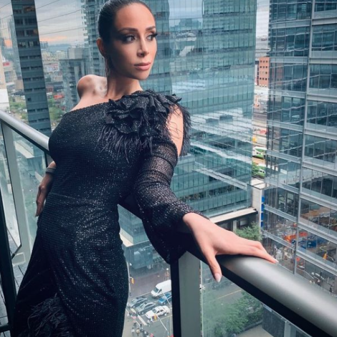 قصة الكتف الواحد باطلالة جذابة وعصرية باللون الأسود بفستان السهرة الشبابي