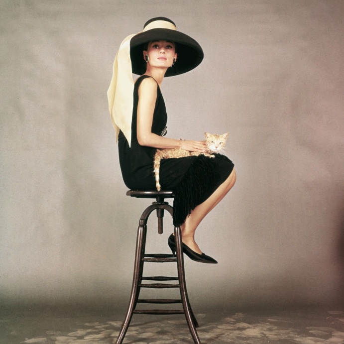 اشتهرت اودري هيبورن باطلالاتها البسيطة كهذة الاطلالة بالأسود مع القبعة الجذابة