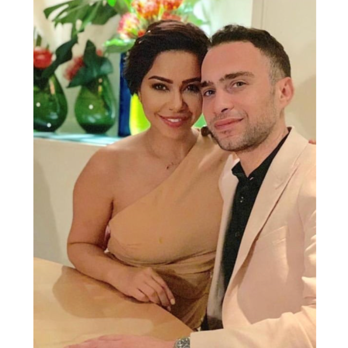 تألقت شيرين بالفستان البيج الذي تميّز بقصة الكت