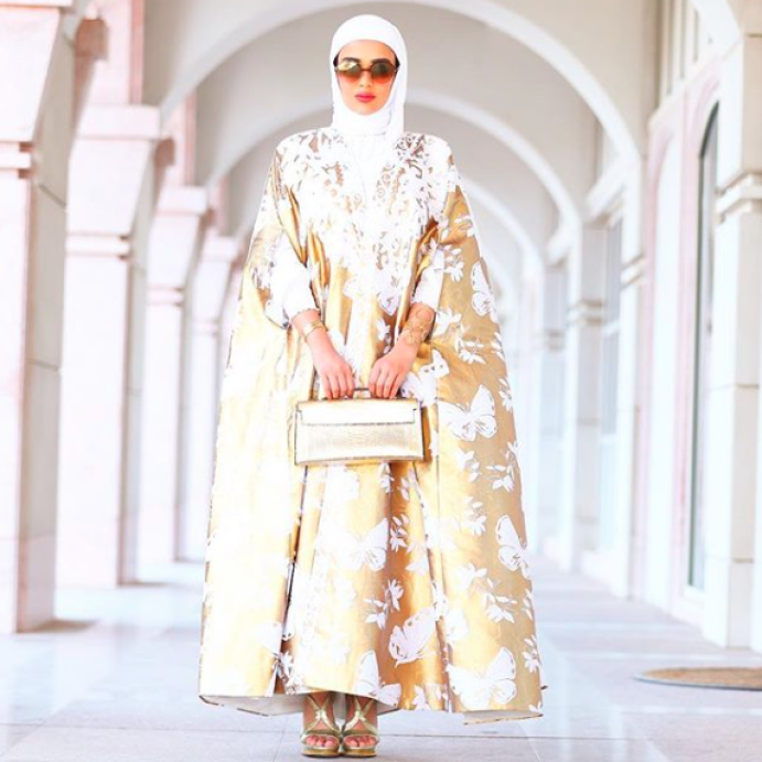  اختارت مرمر تصميم فاخر باللون الذهبي مع طبعات الفراشات باللون الأبيض