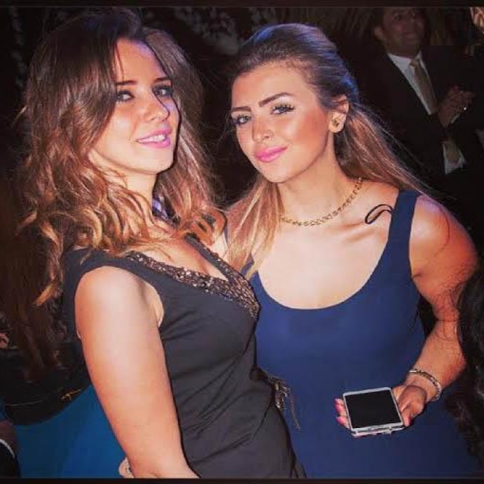 إيمان العاصي وشقيقتها