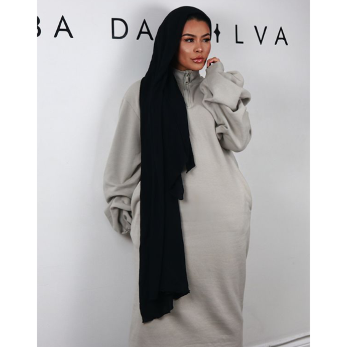 لوك عصري ومواكب للموضة بالفستان الكاجوال بالقصة الفضفاضة والمريحة باللون الرمادي