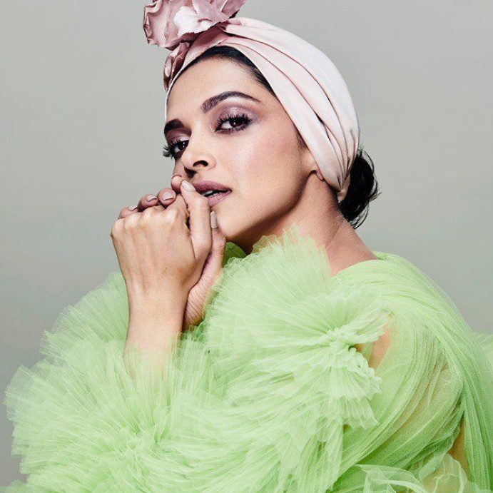 التول الأخضر الأنثوي والجذاب باطلالة مميزة مع اكسسوارات الرأس باللون الزهري