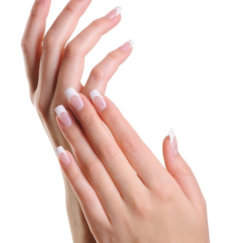 قومي بنقع الاظافر بالماء الدافئ قبل ازالة الزوائد