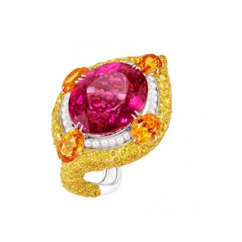 خاتم تيفاني آند كو مرصعا بالياقوت الأصفر