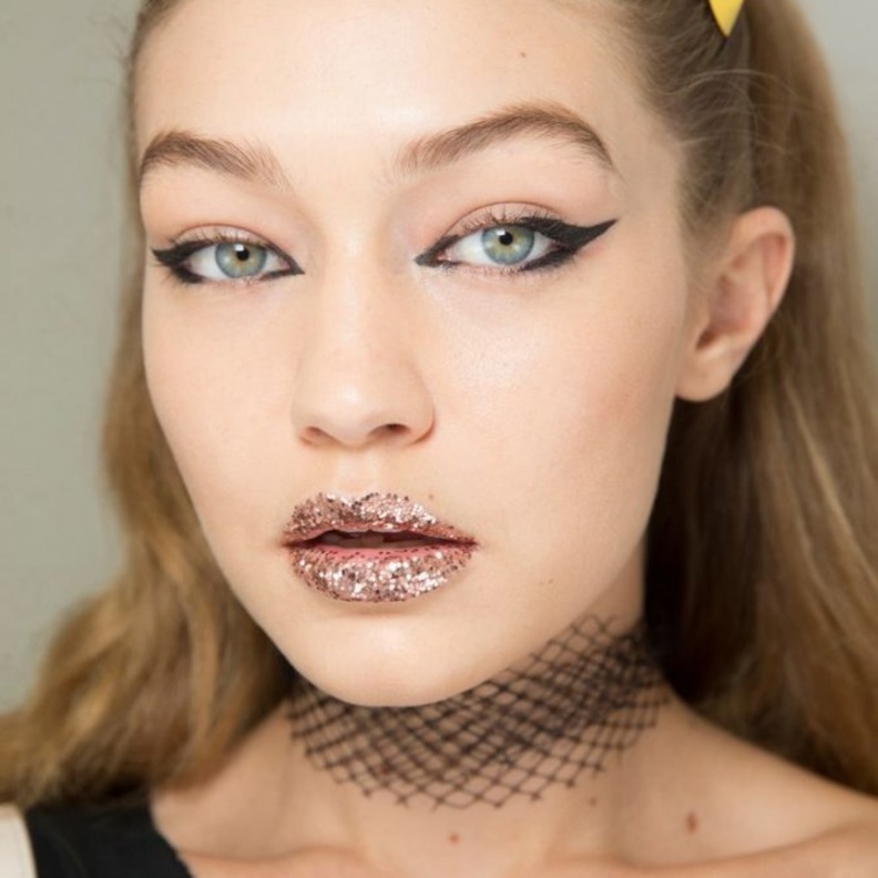 خطوط الايلاينر الجريئة والنصف دائرية من شانيل.