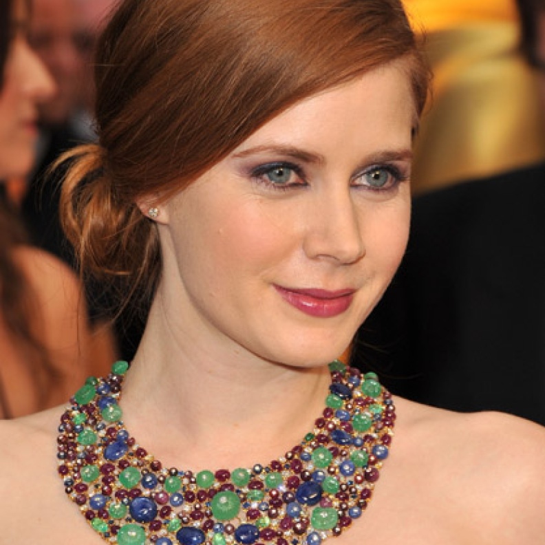 ايمي أدامز بقلادة الأحجار الكريمة من فريد لايتون