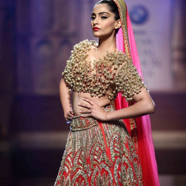 مجموعة أزياء أبو جاني وسانديب كوسلا للعرائس لعام 2017