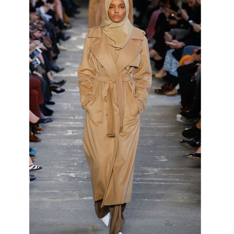 عارضة أزياء محجبة تقدم تصميماً راقياً ضمن عرض ماكس مارا