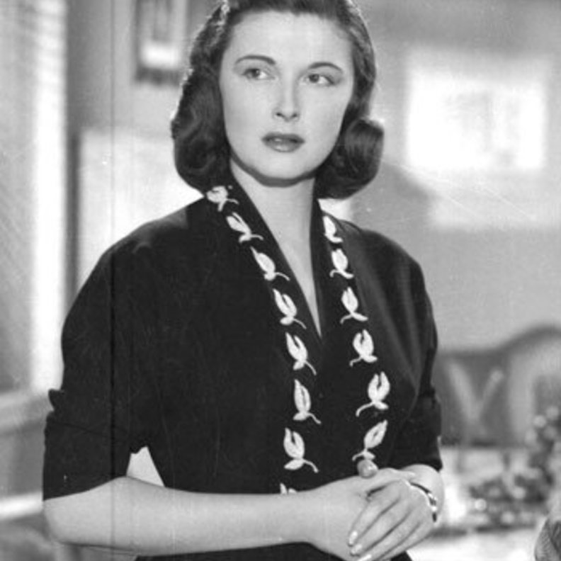 سعاد حسني في فستان ناعم من التول