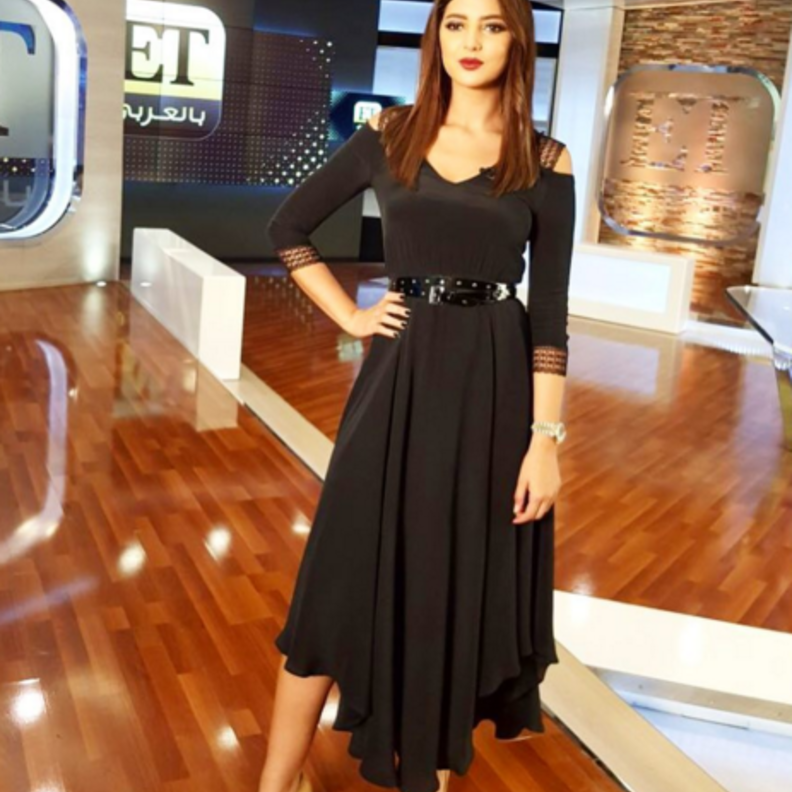 مريم سعيد في فستان متوسط الطول باللون الفوشيا.