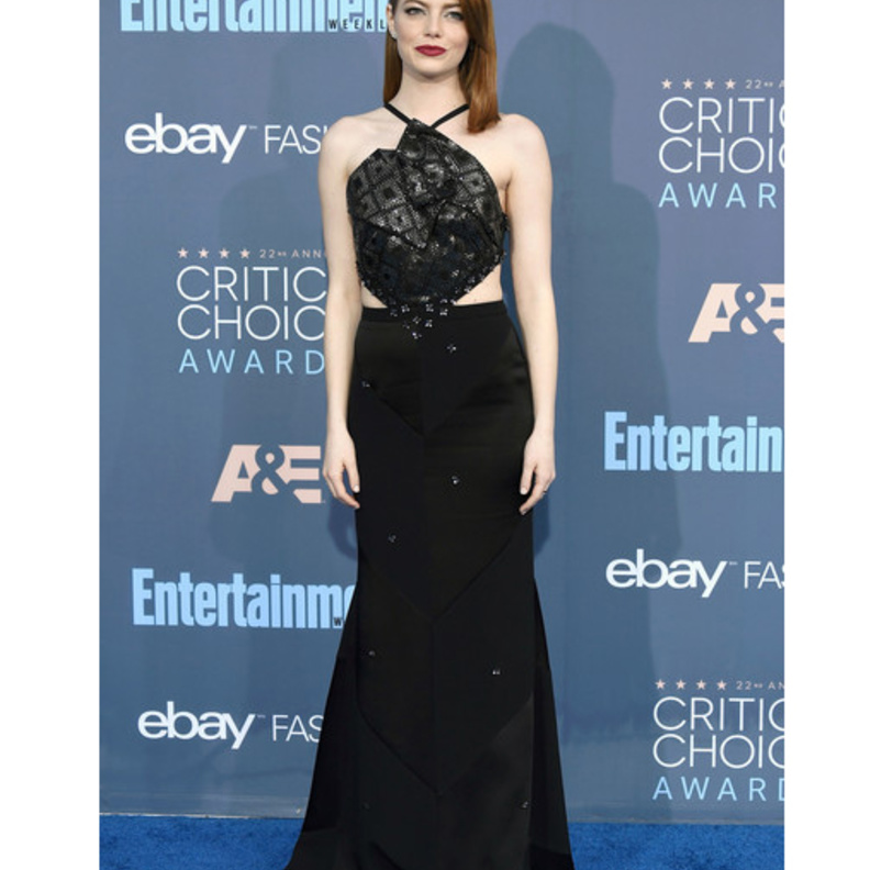 فستان أسود مفرغ على الخصر مناسب للخطوبة من ايما ستون من Roland Mouret