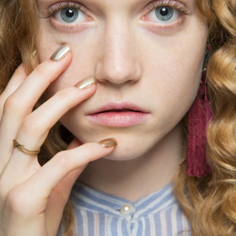 ألوان أظافر ذهبية مع الحبيبات البراقة على خطى دار Desigual