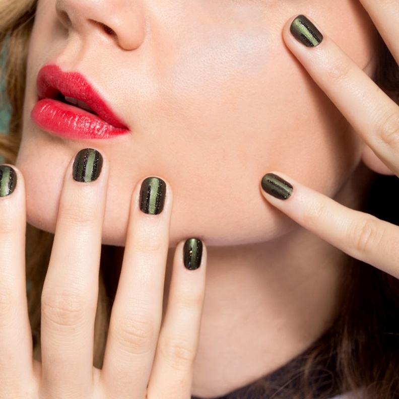 ألوان أظافر مزخرفة وملفتة للنظر.