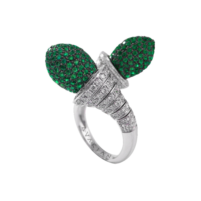 خاتم بولغاري من الزمرد والماس والذهب الأبيض