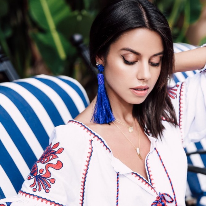 اختاري أقراط من الشراريب باللون الأحمر لاطلالة شبابية لافتة