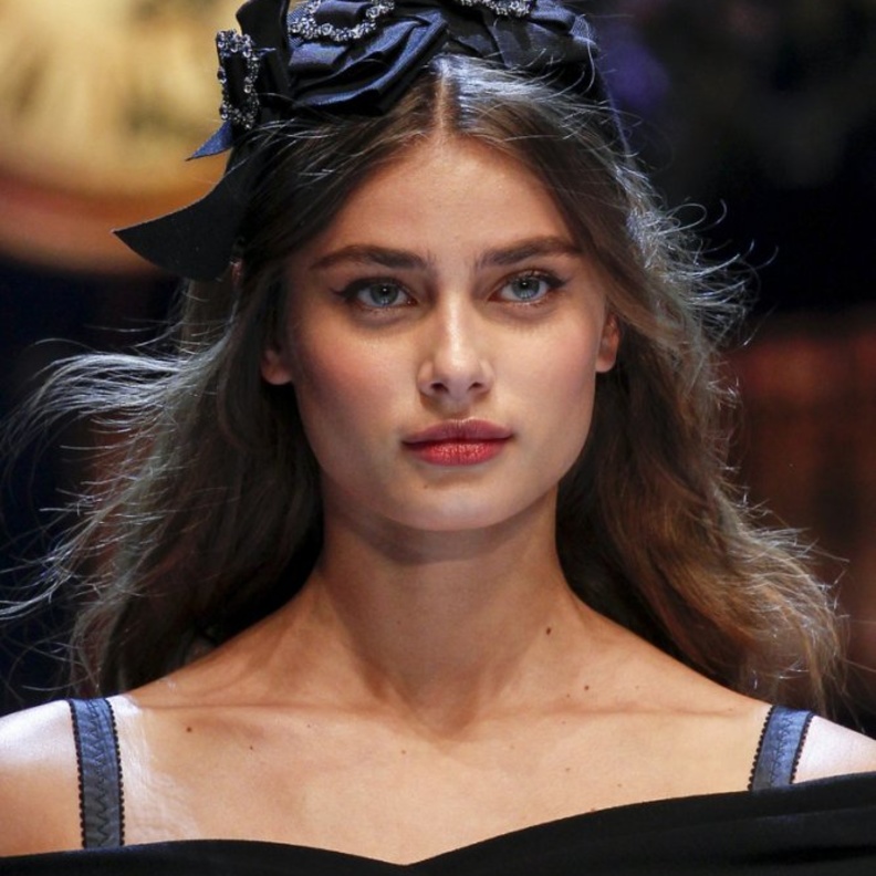 يمكنك وضع عروق الورد على جنب شعرك.