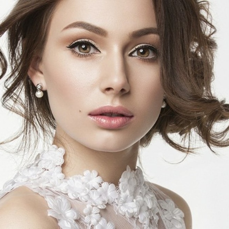 استخدمي ألوان الكحل الفاتحة داخل العين الصغيرة لتعطي مساحة أكثر