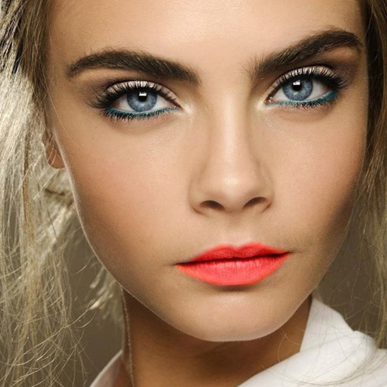 ننصح صاحبة العيون البنية برسم الكحل الأزرق