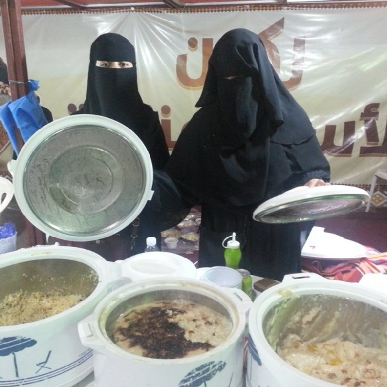 تشارك أم نورة الشهري في الأسر المنتجة بأطباقها المتنوعة