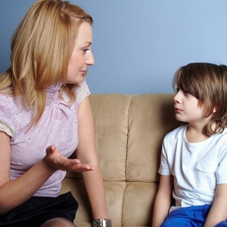 نصائح للأم لتوطيد علاقة ابنها بابيه المسافر 