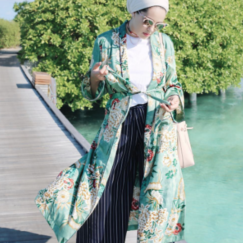 عائشة ابراهيم اختارت كيمونو مطبّع بأسلوب بوهيمي شبابي