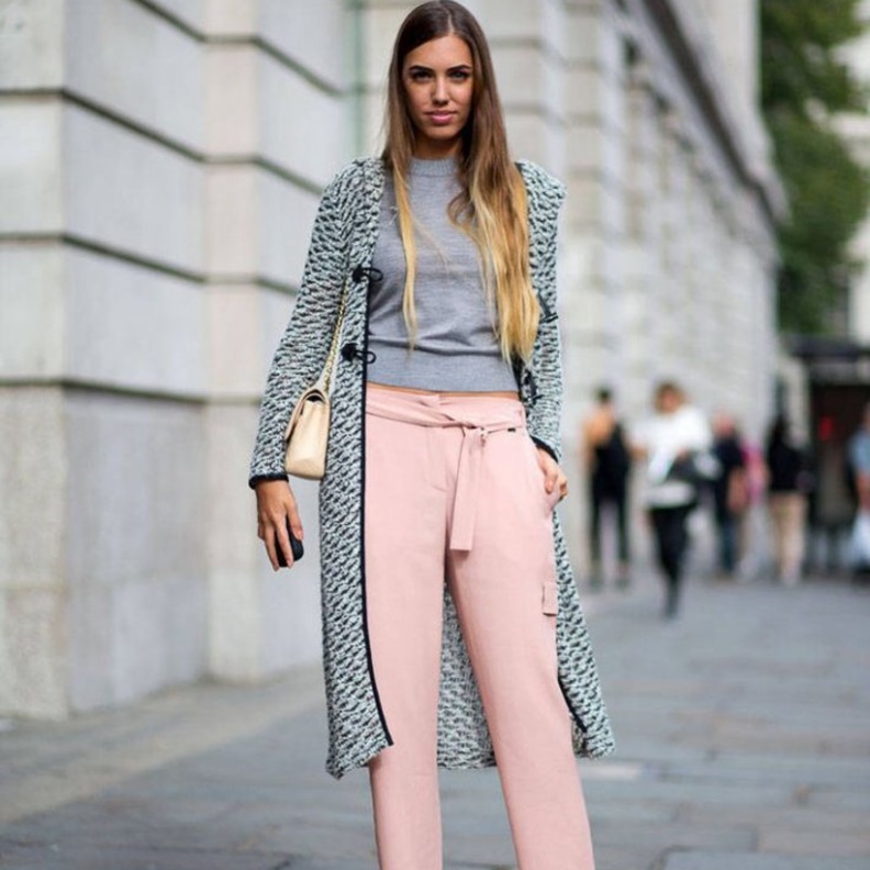 اطلالات أنثوية مع البناطيل القماشية الزهري