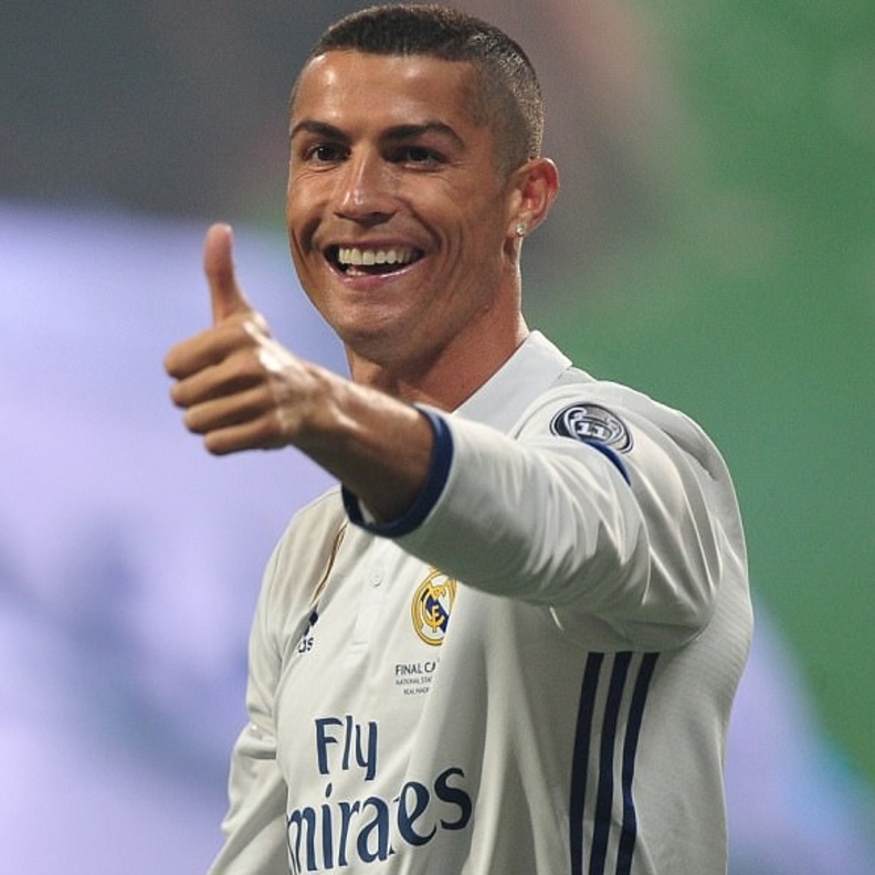 رونالدو أنجب طفلين توأم من أم بديلة