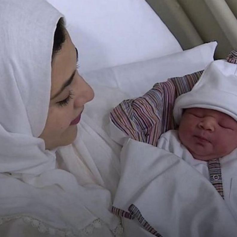 الأم أنجبت صبيا على ارتفاع 35 ألف قدم