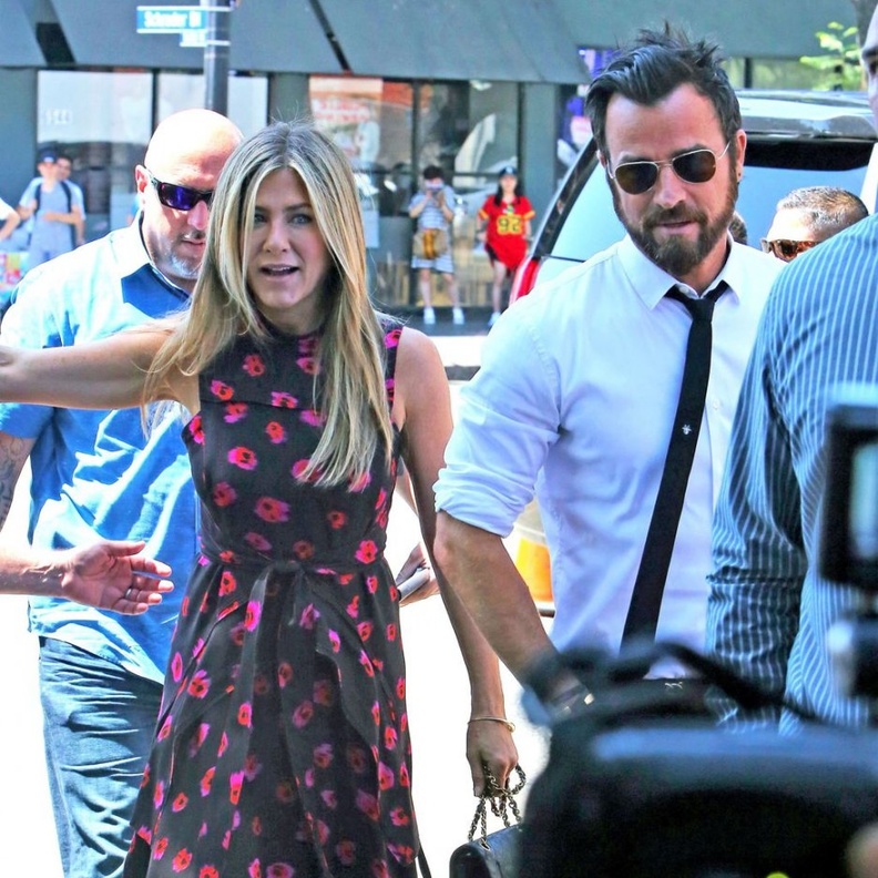 جاستين ثيروكس وجينيفر أنستون يحتفلان بذكرى زواجهما