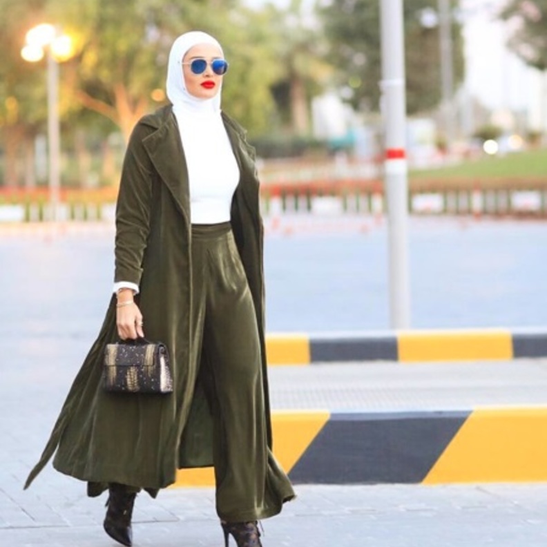 اطلالة أنيقة اعتمدتها مرمر في البنطلون القماشي الواسع باللون الزيتي