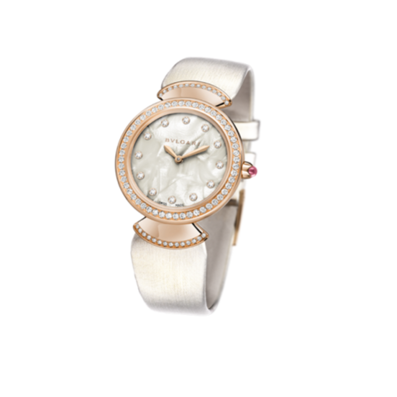 ساعة أنيقة باللون الأبيض من بلغاري مع الماس