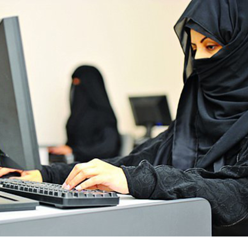 تحتاج المرأة المعنفة إلى جلسات دعم و تمكين و خدمات متنوعة