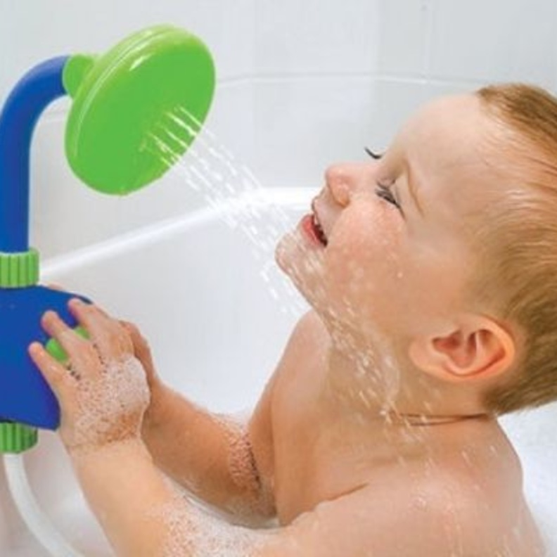 في أي عمر يجب أن يستحم الطفل بمفرده؟