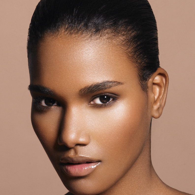 ظلال برونزية وشفاه توتية ملائمة للبشرة السمراء