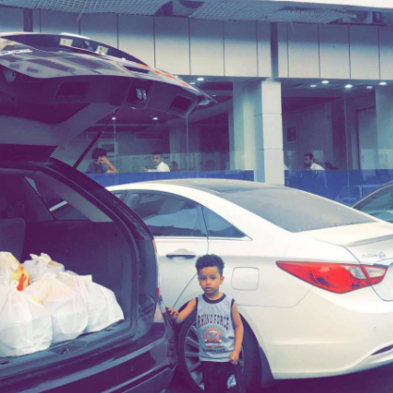 أثناء إستلام الوجبات من أحد المطاعم الشهيرة في الرياض.