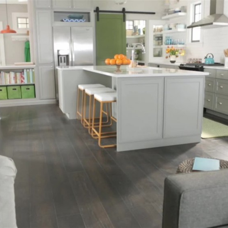 غرف النوم بجدار رمادي مزين باللوحات والأثاث الأبيض