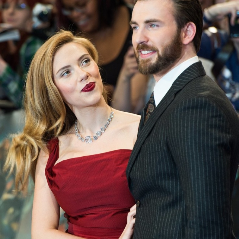 نظرة إعجاب من سكارليت لكريس