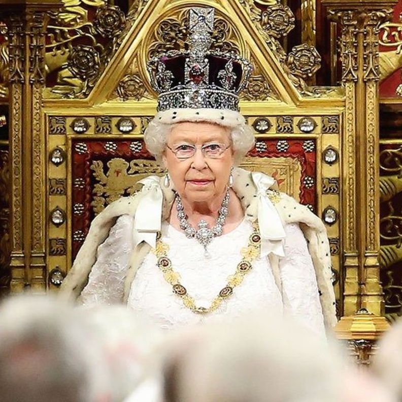 الملكة إليزابيث الثانية ارتدت تاج مرصع بالماس والياقوت الأزرق