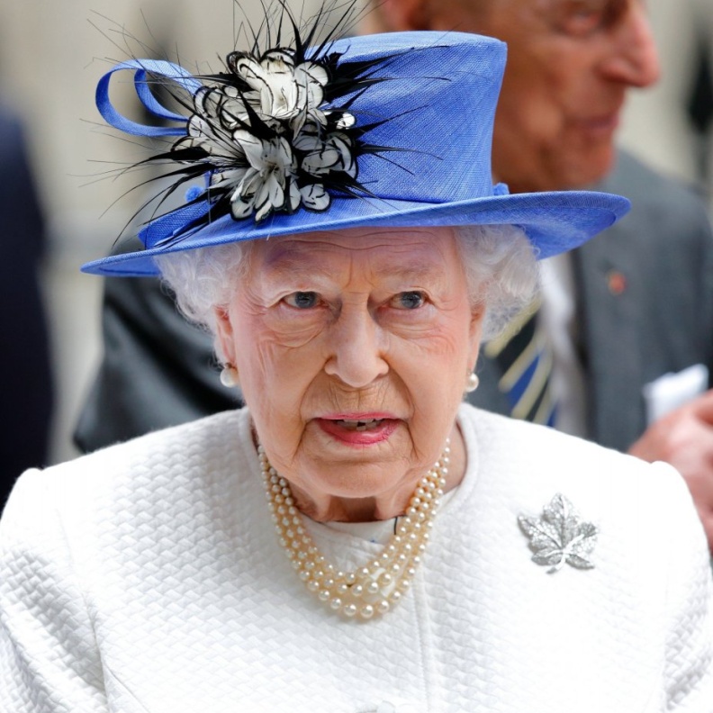 ملكة بريطانيا تنفي نية التقاعد وتسليم مهامها إلى الأمير تشارلز