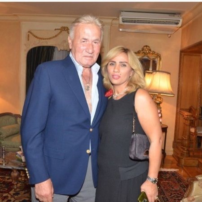 عزت أبو عوف وزوجته