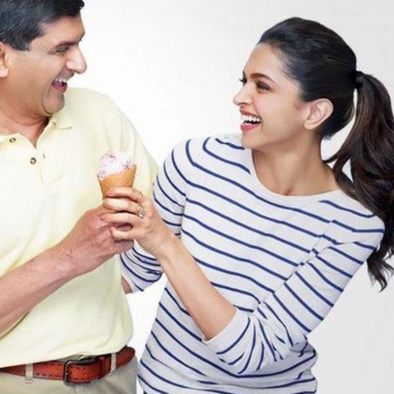 هكذا احتفلت ديبيكا بادوكون في عيد ميلاد والدها؟