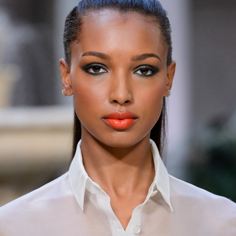 الوان احمر الشفاه الذي يناسب البشرة السمراء مع عيون السموكي