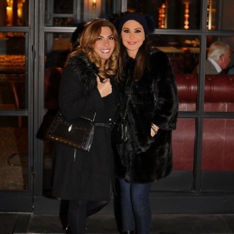 اليسا اختارت موضة بناطيل الجينز الضيقة التي تظهر مفاتنها بأسلوب شبابي